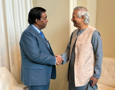 মরিশাসের প্রেসিডেন্ট পৃথ্বীরাজ সিং রূপনের সঙ্গে কুশল বিনিময় করছেন ড. ইউনূস