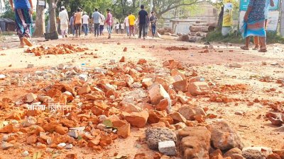 সাড়ে তিন ঘণ্টা ধরে চলা সংঘর্ষে সরাইল-নাসিরনগর আঞ্চলিক সড়কে যান চলাচল বন্ধ হয়ে যায়