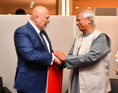 আন্তর্জাতিক অপরাধ আদালতের (আইসিসি) প্রধান প্রসিকিউটর করিম খানের সঙ্গে বৈঠক করেছেন প্রধান উপদেষ্টা ড. মুহাম্মদ ইউনূস
