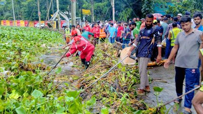 জলাবদ্ধতা নিরসনে খাল পরিষ্কার করা হচ্ছে