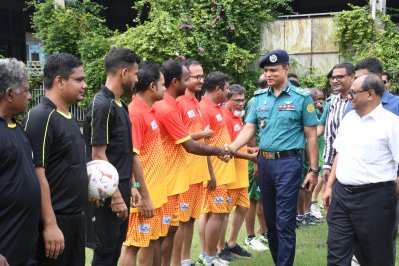 খেলোয়াড়দের সঙ্গে পরিচিত হচ্ছেন ডিএমপি কমিশনার