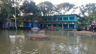 লালমনিরহাটে বন্যায় ডুবেছে রেললাইন, পানিবন্দি ২৫ হাজার পরিবার