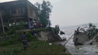 ধরলায় তীব্র ভাঙন, নদীগর্ভে কমিউনিটি ক্লিনিকসহ একের পর এক বসতি