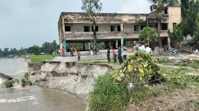 ধরলায় তীব্র ভাঙন, নদীগর্ভে কমিউনিটি ক্লিনিকসহ একের পর এক বসতি