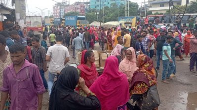 সোমবার আশুলিয়ায় পোশাক শ্রমিকদের সঙ্গে আইনশৃঙ্খলা বাহিনীর সংঘর্ষ হয় (ছবি: সাভার প্রতিনিধি)