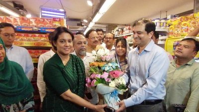 মীনা বাজারে উপদেষ্টা সৈয়দা রিজওয়ানা হাসানকে স্বাগত জানান কাজী ইনাম আহমেদ। ছবি: নাসিরুল ইসলাম
