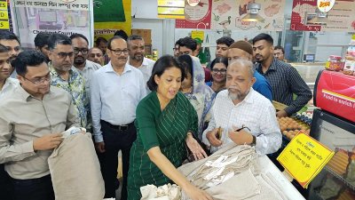 আগোরা সুপারশপ পরিদর্শ করেন উপদেষ্টা সৈয়দা রিজওয়ানা হাসান