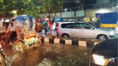 এক ঘণ্টার বৃষ্টিতে ডুবলো ঢাকা