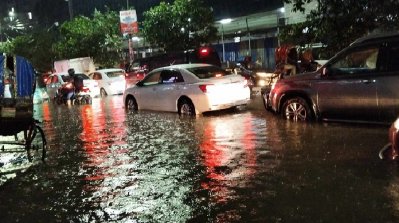 এক ঘণ্টার বৃষ্টিতে ডুবলো ঢাকা