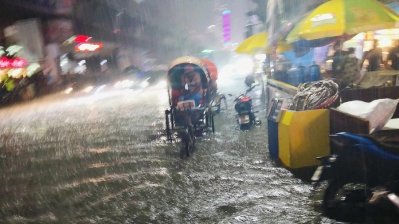 এক ঘণ্টার বৃষ্টিতে ডুবলো ঢাকা