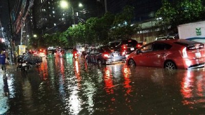 এক ঘণ্টার বৃষ্টিতে ডুবলো ঢাকা