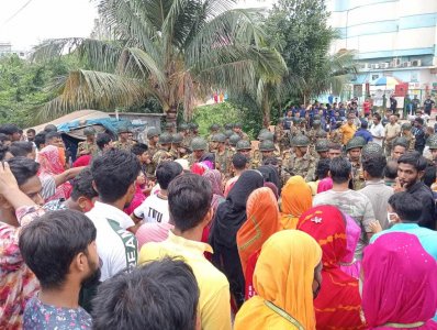 বার বার আশুলিয়া মহাসড়ক অবরোধ করে আন্দোলন করছেন পোশাককর্মীরা (ফাইল ছবি)