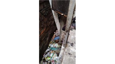 জানালার পাশ দিয়ে তোশক ও প্লাস্টিক জাতীয় কিছু জিনিসপত্রে পোড়া অংশ পড়ে থাকতে দেখা গেছে