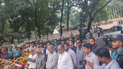 মির্জা ফখরুলের সঙ্গে বিএনপির অন্যান্য নেতারাও রয়েছেন
