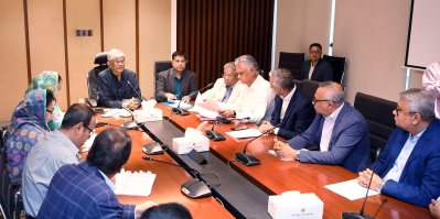 বাংলাদেশ ফিনিশড লেদার, লেদারগুডস অ্যান্ড ফুটওয়্যার এক্সপোর্টার্স অ্যাসোসিয়েশন এবং বাংলাদেশ ট্যানার্স অ্যাসোসিয়েশনের সঙ্গে মতবিনিময় করেন বাণিজ্য উপদেষ্টা ড. সালেহউদ্দিন আহমেদ (ছবি: পিআইডি)