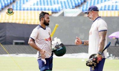 সহকারী কোচ নিক পোথাসের সঙ্গে তাওহীদ &zwj;হৃদয়। 