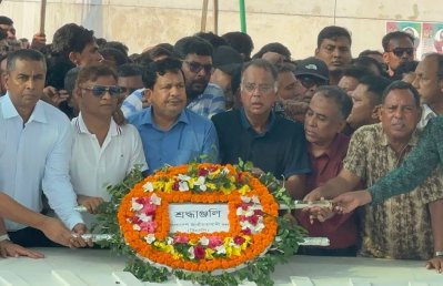 শেরেবাংলা নগরে জিয়াউর রহমানের কবরে শ্রদ্ধা নিবেদন করেন ইকবাল হাসান মাহমুদ টুকু