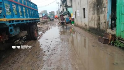 সড়ক দিয়ে ঝুঁকি নিয়ে ভারী যানবাহন চলতে গিয়ে বিকল হচ্ছে