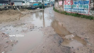 কোথাও কোথাও পিচ ও পাথর উঠে গেছে