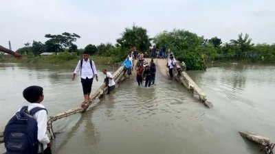 ভাঙা সেতু সংস্কারে দুই বছর ধরে ঠেলাঠেলি, লাখো মানুষের ভোগান্তি