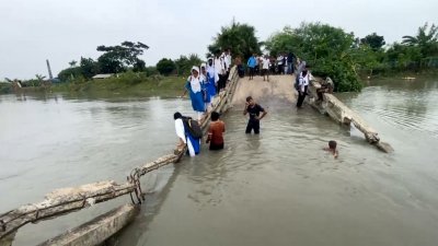 প্রতিদিন শিক্ষক-শিক্ষার্থী ছাড়াও বিভিন্ন শ্রেণিপেশার মানুষ এই সেতু পারাপার হন