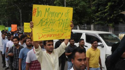 গণতান্ত্রিক ক্যাম্পাসের দাবিতে এ মিছিল করা হয়। ছবি: নাসিরুল ইসলাম