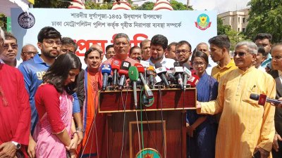 ঢাকেশ্বরী মন্দিরে সাংবাদিকদের সঙ্গে কথা বলেন প্রধান উপদেষ্টার বিশেষ সহকারী মাহফুজ আলম