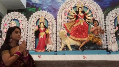 দেবী আসার ঘণ্টা বেজে যায় মহালয়ার দিন থেকেই। ছবি: সাজ্জাদ হোসেন