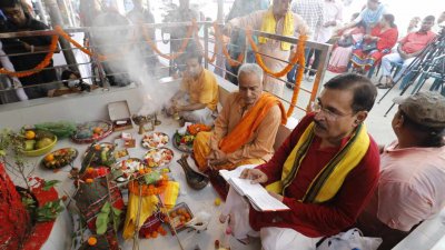 ষোড়শ উপাচারে ষষ্ঠাদি কল্পারম্ভে ষষ্ঠী পূজা শুরু হয়। ছবি: নাসিরুল ইসলাম