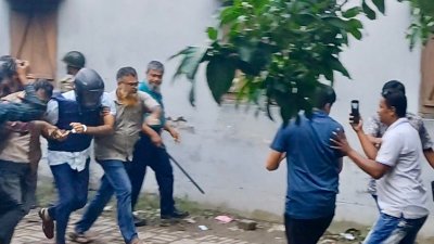 আদালত চত্বরে আ.লীগ নেতাকে ডিম-কাদামাটি নিক্ষেপ