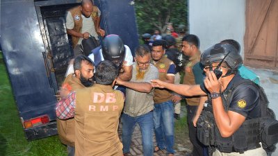 আদালত চত্বরে আ.লীগ নেতাকে ডিম-কাদামাটি নিক্ষেপ