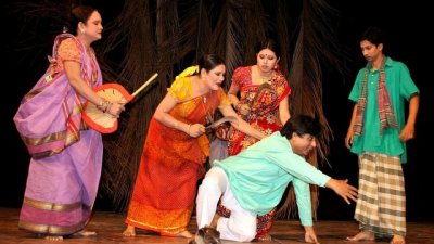 &lsquo;সী মোরগ&rsquo; নাটকের একটি দৃশ্য
