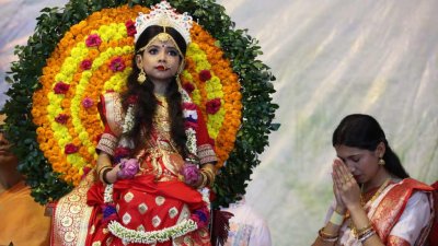 অষ্টমীতে সাড়ম্বরে কুমারী পূজা উদযাপিত