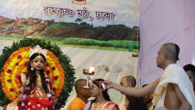 অষ্টমীতে সাড়ম্বরে কুমারী পূজা উদযাপিত