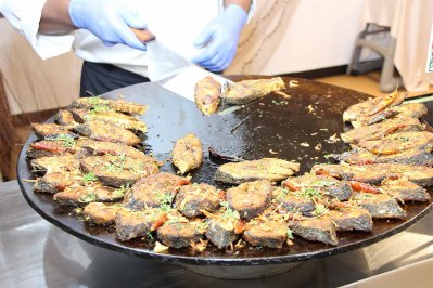 Um evento especial começou no Dhaka Regency Hotel com vários pratos tradicionais.  