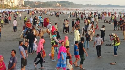 কক্সবাজারে পর্যটকদের ঢল, হোটেল-মোটেলে খালি নেই রুম