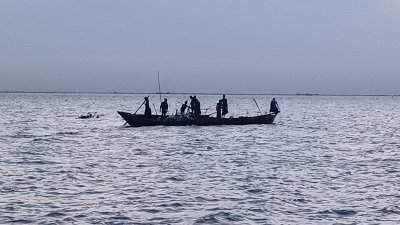 আজ রাত থেকে ইলিশ ধরা ও বিক্রি বন্ধ, নদীতে নামলে কঠোর ব্যবস্থা