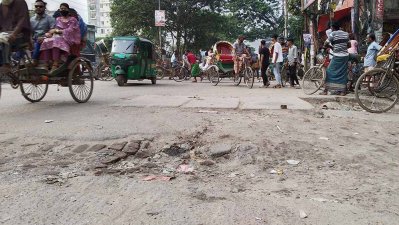 প্রায় প্রতিটি রাস্তাই খানাখন্দে ভরা