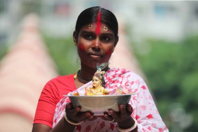 দশমীর দিন নারীরা নিজ কপালে সিঁদুর লাগান। ছবি: নাসিরুল ইসলাম