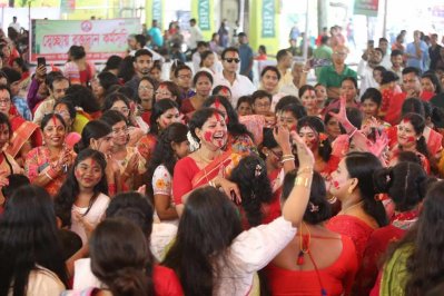 স্বামীর মঙ্গল কামনায় মায়ের কাছে প্রার্থনা করেন নারীরা। ছবি: নাসিরুল ইসলাম