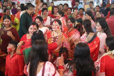 দেবীকে হাসিমুখে বিদায় জানানোর জন্য ভক্তরা মত্ত হয়েছেন সিঁদুর খেলায়। ছবি: নাসিরুল ইসলাম