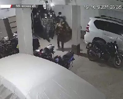 বাইরেও অবস্থান করছিল দলের বেশ কয়েকজন
