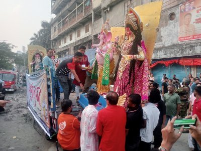 দেবী দুর্গাকে সাজিয়ে বিসর্জনের জন্য নিয়ে আসা হয়েছে