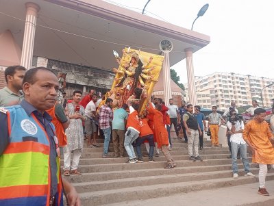 দেবী দুর্গাকে সাজিয়ে বিসর্জনের জন্য নিয়ে আসা হয়েছে