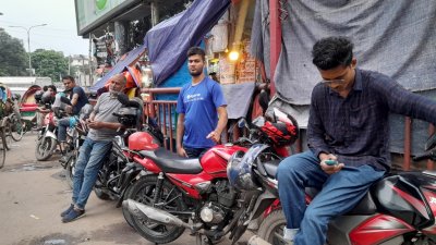বাইকে যাত্রী বহনকে মূল পেশা হিসেবে নিচ্ছেন অনেকে (ছবি: প্রতিবেদক)