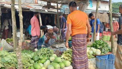 ‘সবজির দাম শুনে রাগ করেন অনেক ক্রেতা’