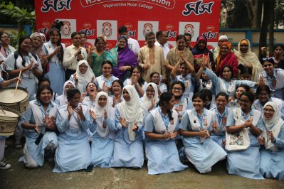 শিক্ষকদের সঙ্গে শিক্ষার্থীরা (ছবি: নাসিরুল ইসলাম)
