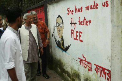 ওবায়দুল কাদেরকে বিদ্রুপ করে আঁকা গ্রাফিতি