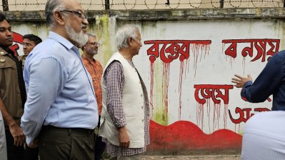‘রক্তের বন্যায় ভেসে গেছে অন্যায়’ লেখা গ্রাফিতি