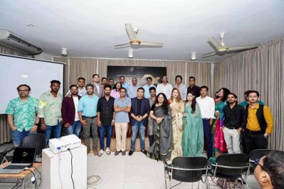 অনুষ্ঠান শেষে অতিথিদের সঙ্গে সদস্যদের আরও একটি যৌথ ছবি